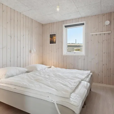5 Bedroom Beautiful In Holiday home