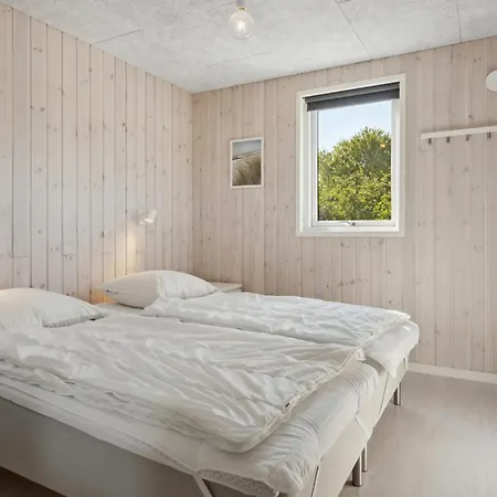 5 Bedroom Beautiful In Holiday home